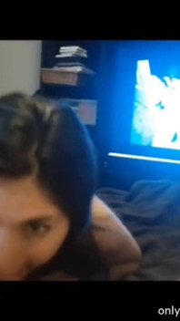 Istri amatir nyepong kontol dan telan sperma sambil nonton bokep anal buatan sendiri
