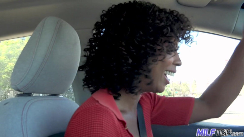 MILF Trip: 苗条的乌木美女 Misty Stone 的身体