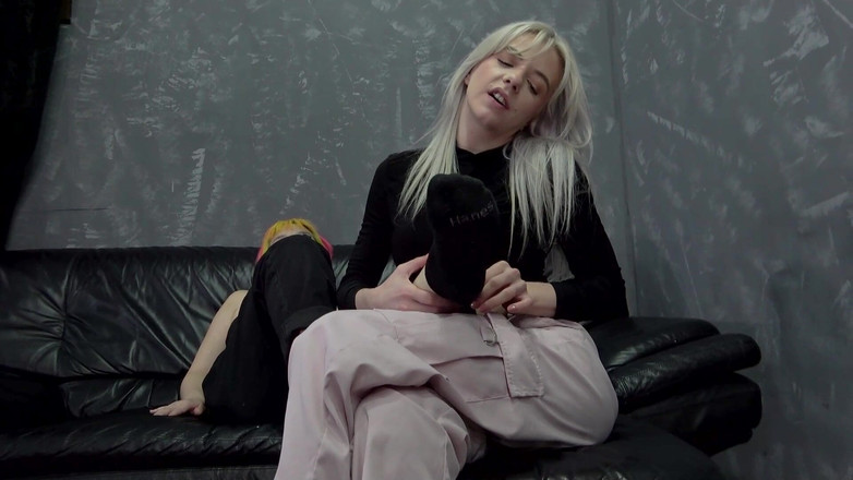 Princess Nikki - My Lesbian Fetish Clips: 性感的亚洲女郎和一个美丽的金发女郎喜欢舔舐彼此的脚