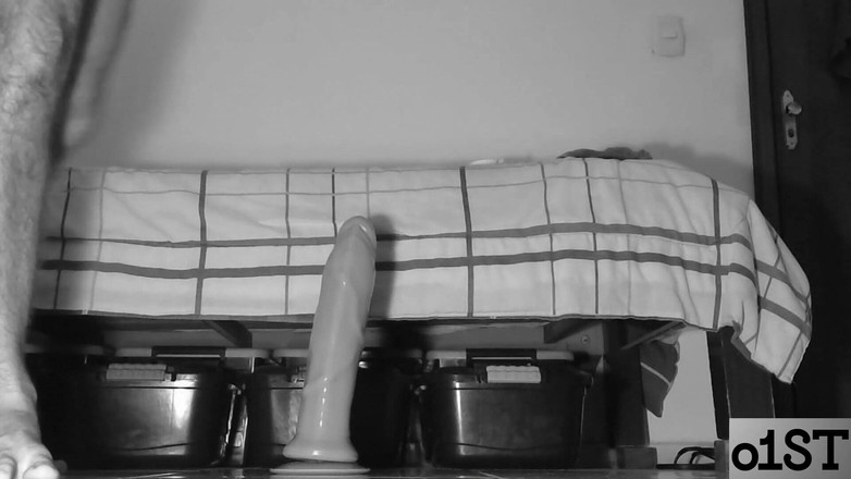 O1ST: Hombre Con Cuerpo Afeitado Divirtiéndose Con Sus Juguetes