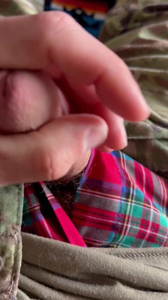 Gay Soldier Stuff: ポストのロッカーで赤いボクサーパンツを見つけて、射精することにしました!