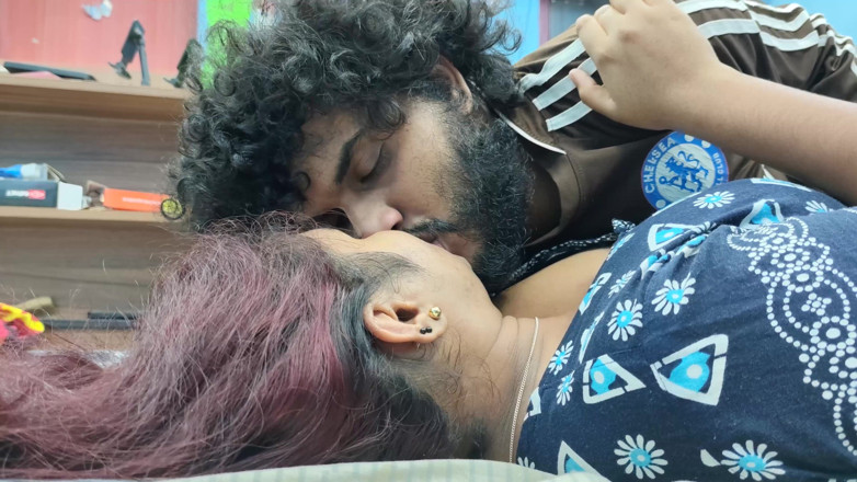 Vaigavarun45: お尻に押し付けるキス、首にキス、膣を擦り、ナイティの中でキスする