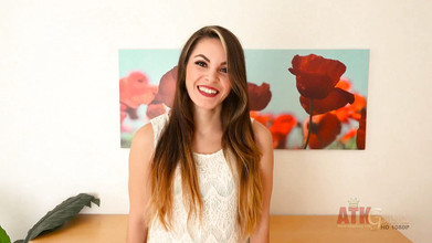 ATKIngdom: Rayna dà un primo sguardo caldo al suo piccolo corpo