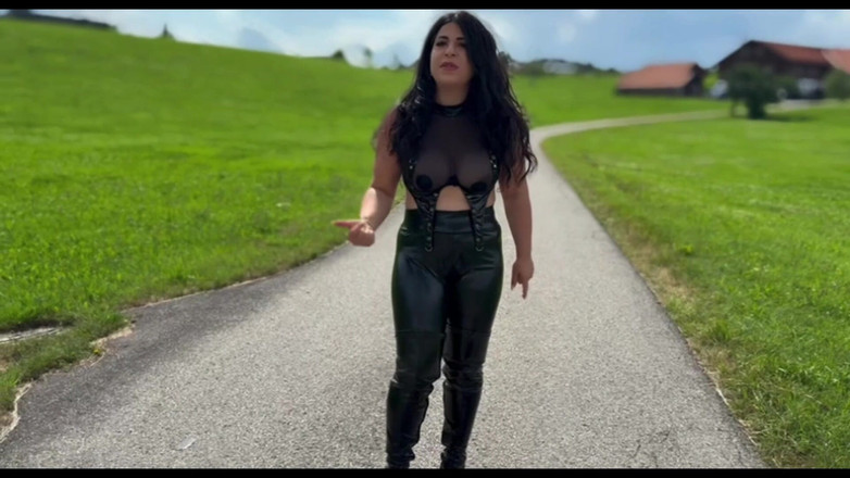 LadyAyse5: Você começa a lamber o chão em que estou andando