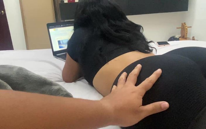 SENSESEX: Evde yalnız kaldıklarında üvey annenin götü üvey oğlu tarafından sikiliyor