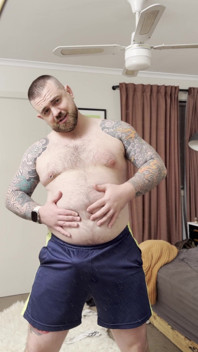 Baculatý medvěd si hraje se svým ptákem a břichem