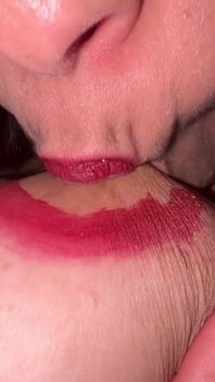 Menghisap Susu Tetek Saya – Areola Gincu