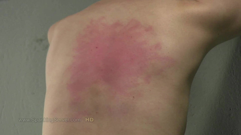Spanking Server: Luca bella quất roi mạnh lưng trần