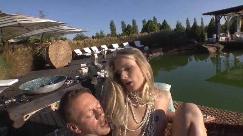 Rocco Siffredi porn: İnanılmaz sarışın sürtükler açık havada göt deliklerini siktiriyor