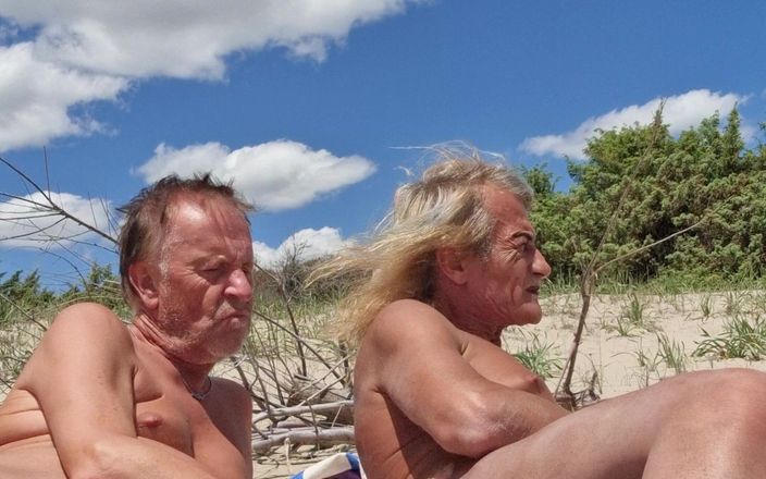 Gigi and David: Sex show stripchat, nudista Beach, Shemale and Guy, Gigi e...
