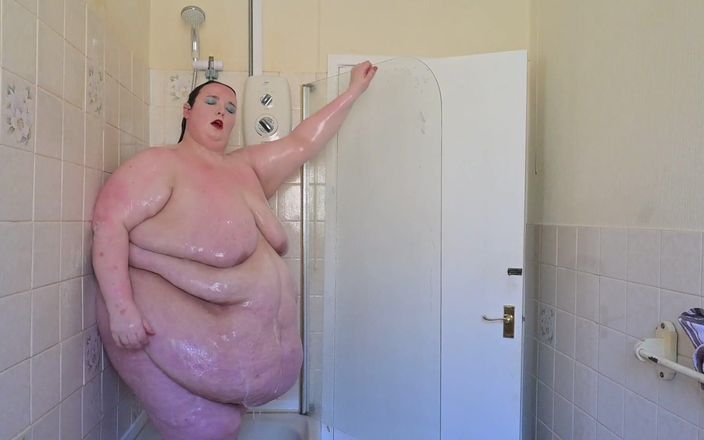 SSBBW Lady Brads: Dewi di kamar mandi