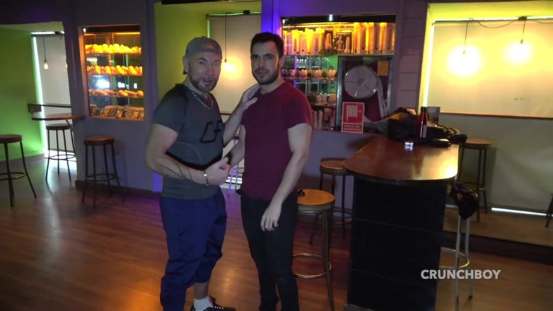 Jess Royan XXX: John Brahcalli Alton Red ve Jess Royan tarafından prezervatifsiz sikiliyor