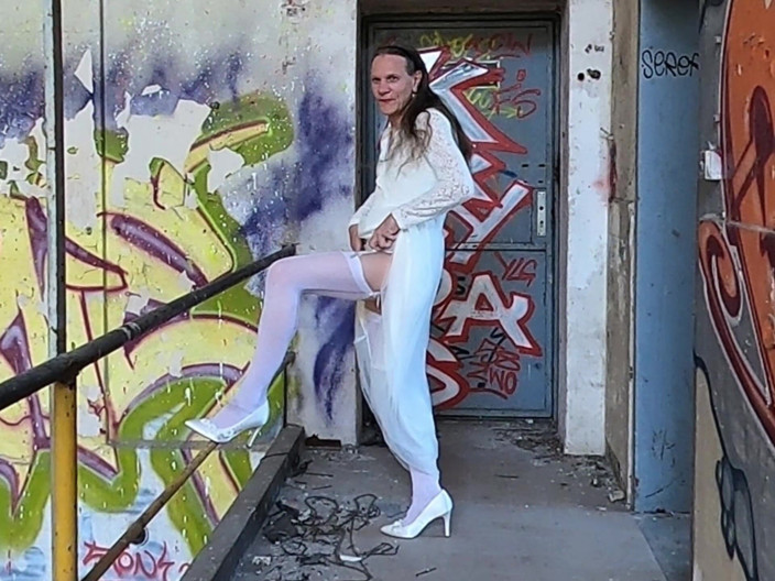 Slut Bella: Mireasă se dezbracă