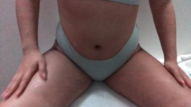 Thebeautybadby: Gadis latin masturbasi diam-diam dari orang tuanya
