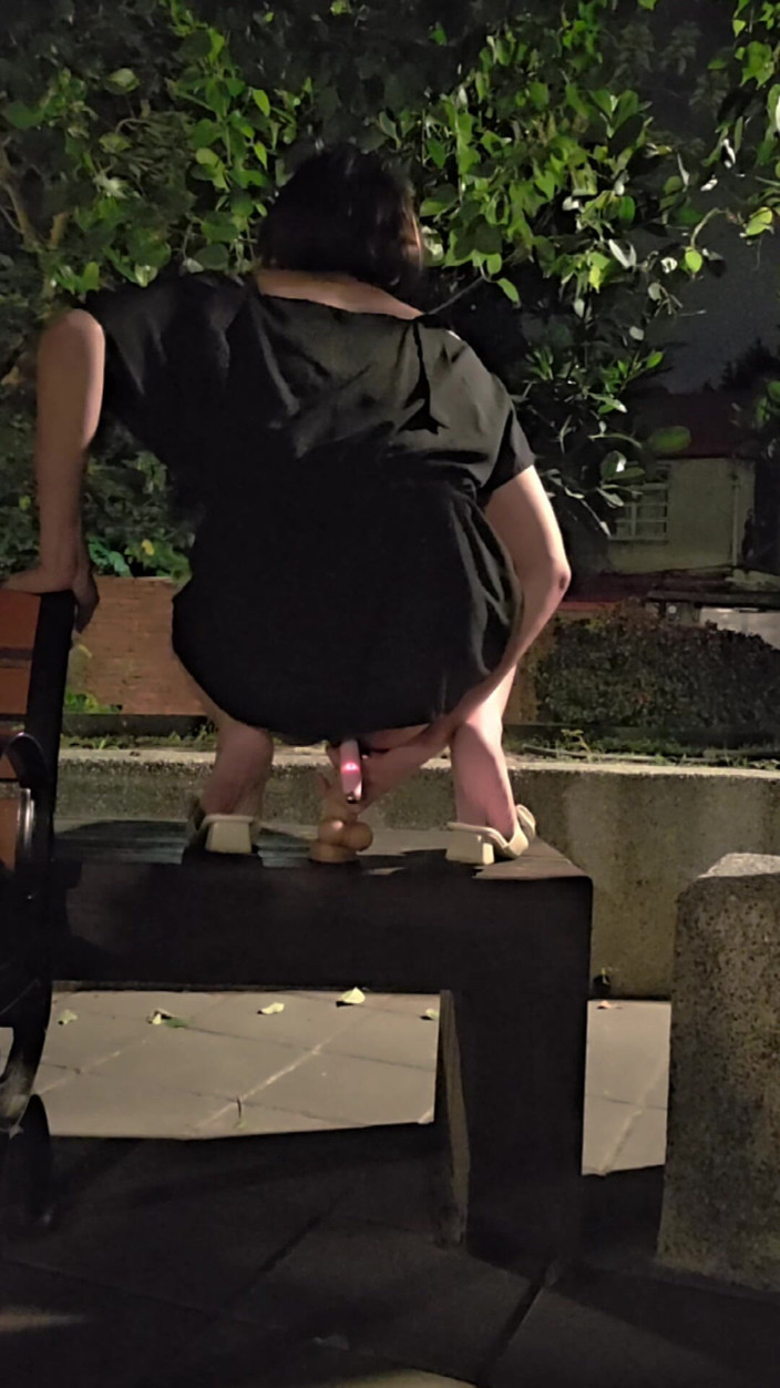 Taiwancdgirl: Gadis semu imut Tingxuan mengendarai dua dildo di luar ruangan