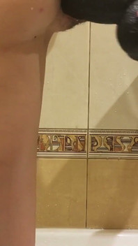 Hraji whith velké černé dildo a chcaní ve vaně