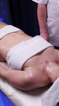 Este massagista pervertido mostrou seu pau e gozou na minha boca (!) Durante minha sessão de massagem! Xsanyany