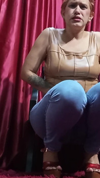 Pantolonumun üstüne işeyorum