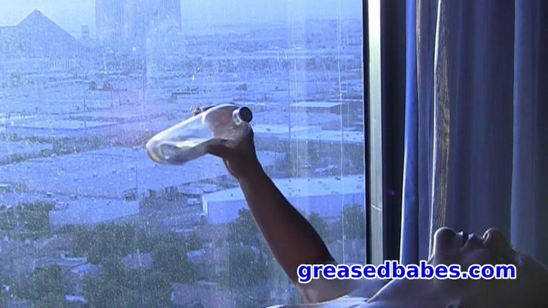Greased Babes XXX - Greasy Tits and Oiled Asses: Eingeölte blonde milf mit dicken titten fickt muschi mit glasdildo