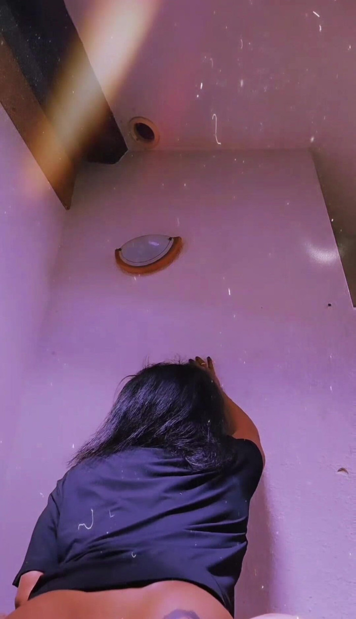 Laculca: Еякуляція на підлозі