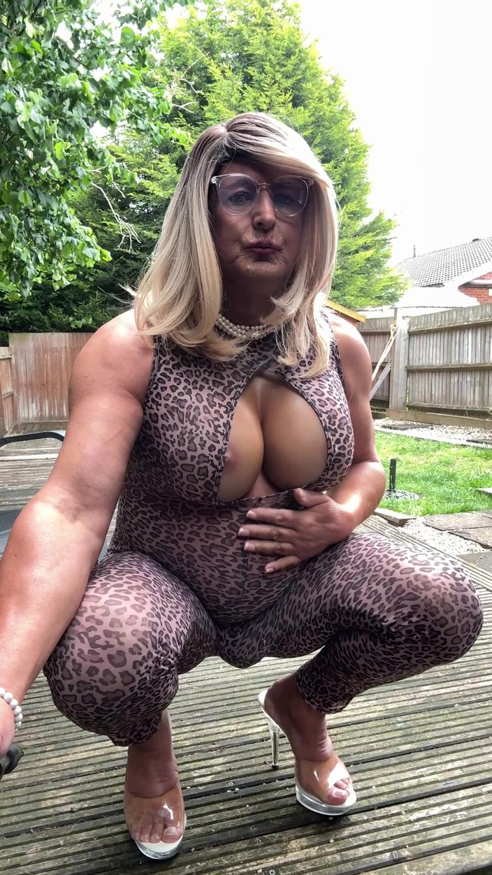 Kellycd2022: Sexy transvesthemd kellycd2022 in Catsuit und High Heels mit Leopardendruck