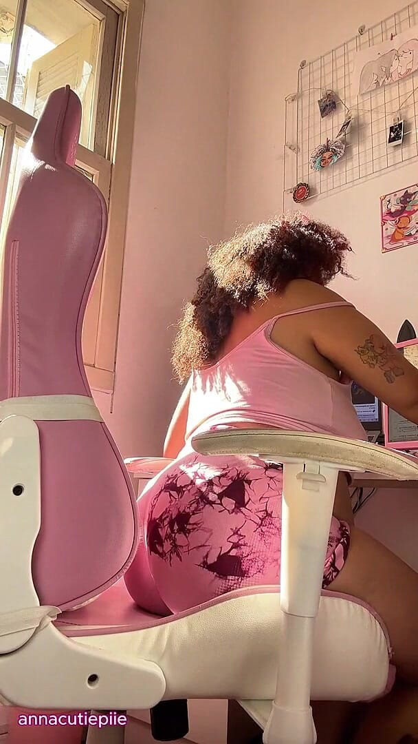 Chubby BBW Farts While Working at Computer (Anna Cutiepiie) Chubby BBW Farts While Working at Computer (Anna Cutiepiie)