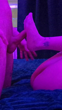 Děvka děvka křičí potěšením a přísahá, když šuká na večírku - ruské talk porno