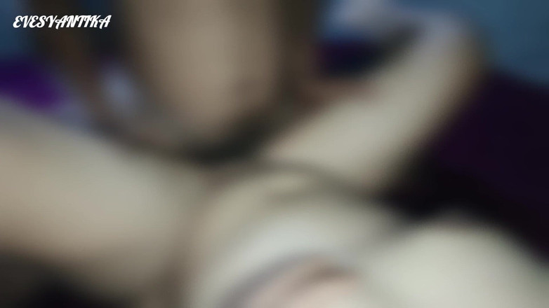 Pasutri indo: Trojka sexu Indonésie. Muž, který má zamilovanost