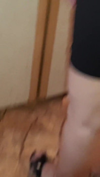 La mia matrigna calda in minigonna non sa nemmeno che mi masturbo dietro di lei