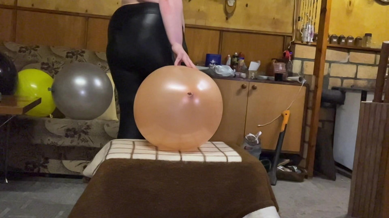 BeachBallsDuo: 큰 풍선 10개와 큰 호일 번호 풍선 2개에 100kg의 Bigbootylucy가 무수정 분쇄되었습니다! 슬로우모 카메라 2대