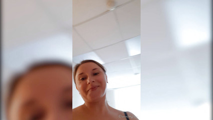 MILF Oxana: Sekretářka ukazuje selfie v kanceláři