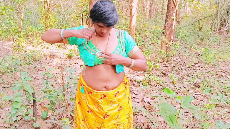 Telugu honey lips: Venkovní sex v lese. Desi Bhabi šuká manželova malého velkého čůráka. Telugské...