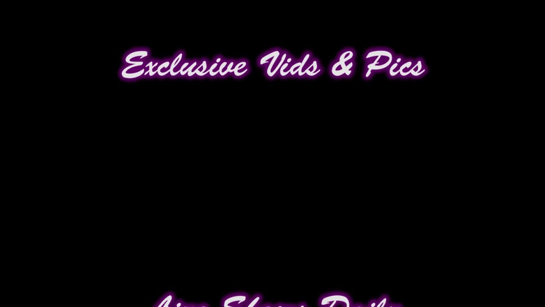 Jelena Jensen: Babe Jelena Jensen maks her pussy cum in her bikini!
