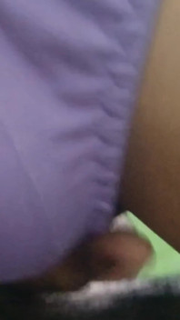 Gifta kvinnor som gör koflickasposition i sängen för bättre orgasm