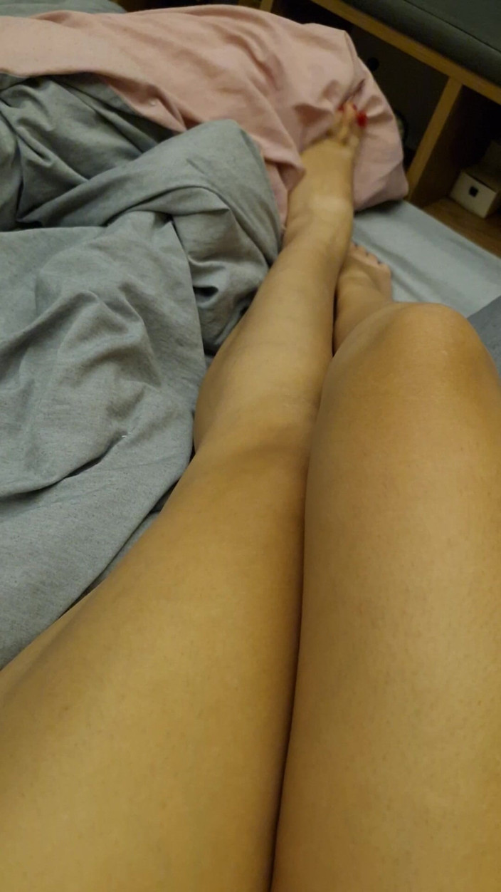 Esmer Tarcin: Umiliazione, Abuso Di Masturbazione Di Piedi E Gambe