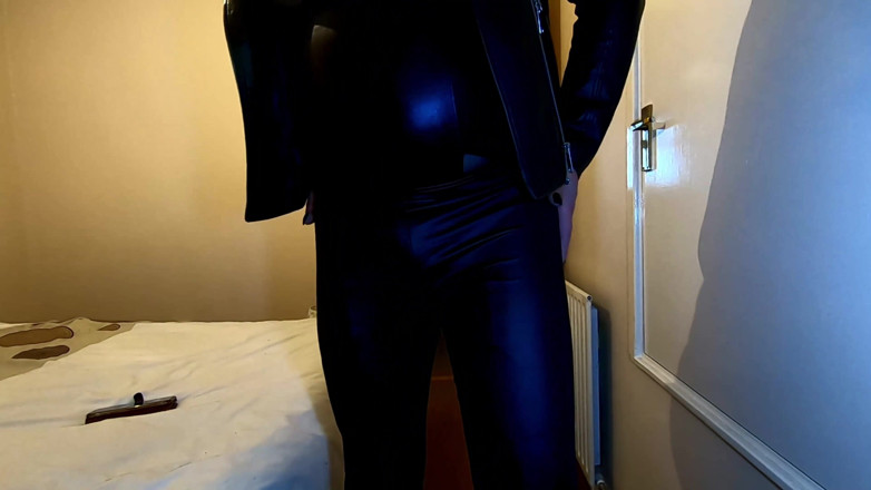 Kelly cd: Kelly transvestit in pvc-leggins