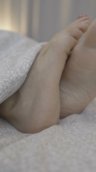 MILF blonde mengusik dengan tapak kaki lembutnya