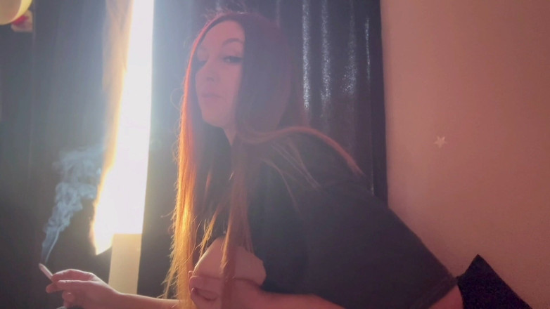 Artemisia Love: イタリアンロングヘアの巨乳ミルフ、アルテミシア、タバコを吸い、ジューシーな胸で遊ぶのが大好き