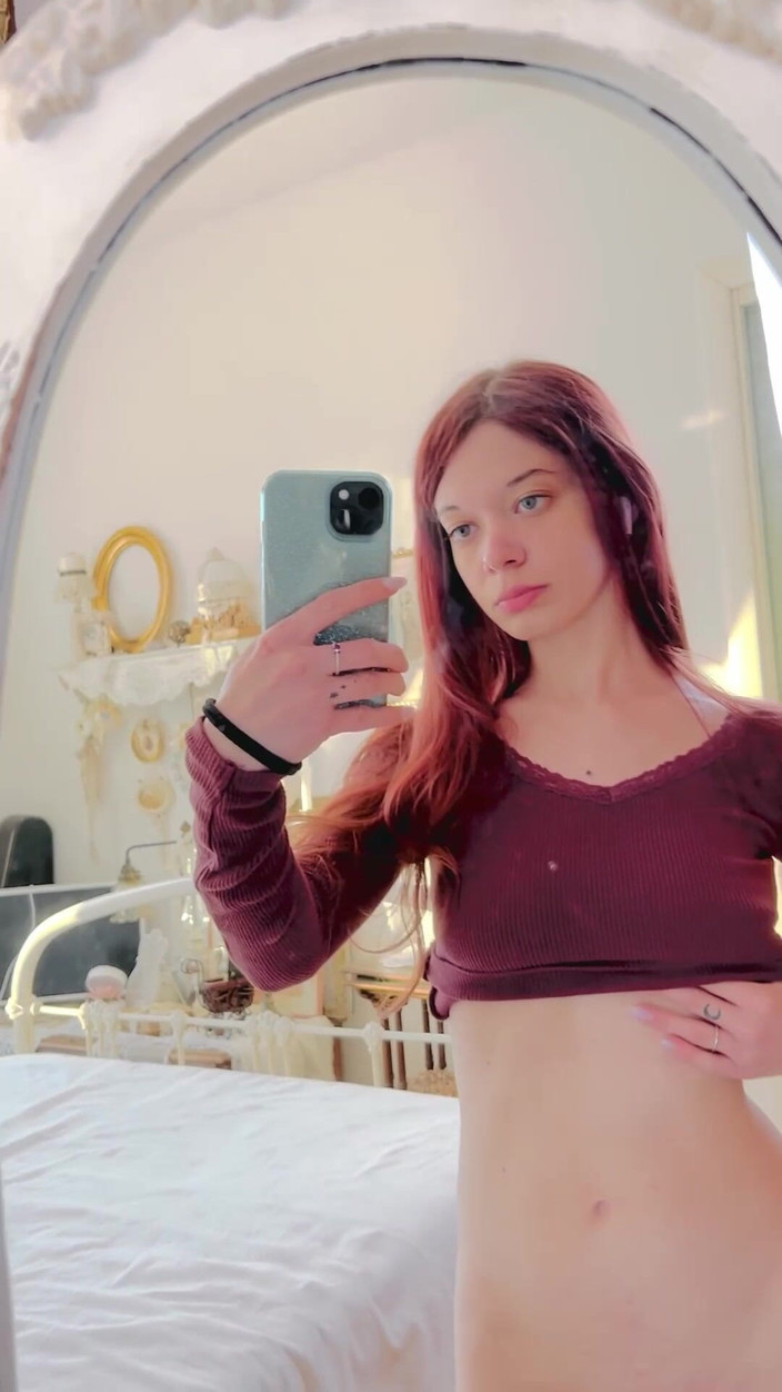 Dolls Cult: ピンクのマンコをいじりながら鏡に映る自分を見るのが大好きです