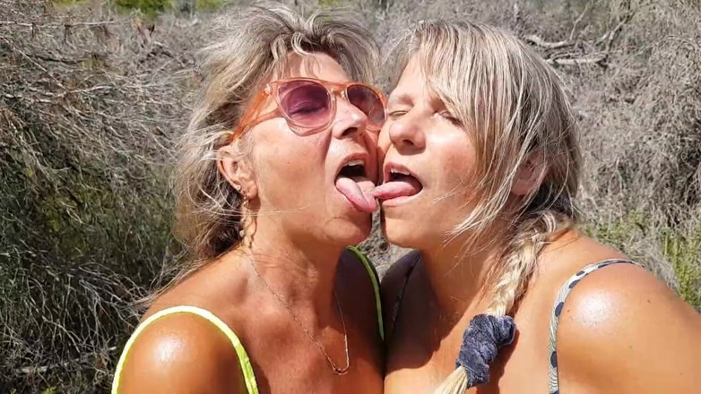 SweetSusi: Lesbianas torpes en las dunas
