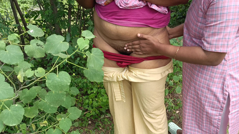 Magilmathi: Vysokoškolská uniforma studentka venku