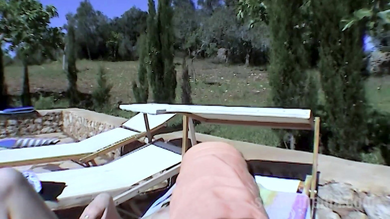 Sextermedia by Pete: 湿漉漉的阴户在海滩上被振动器操