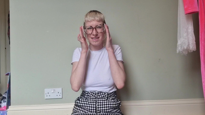 rosarosebud: Vlastní naivní ženy zkouší buttplugs v nové práci