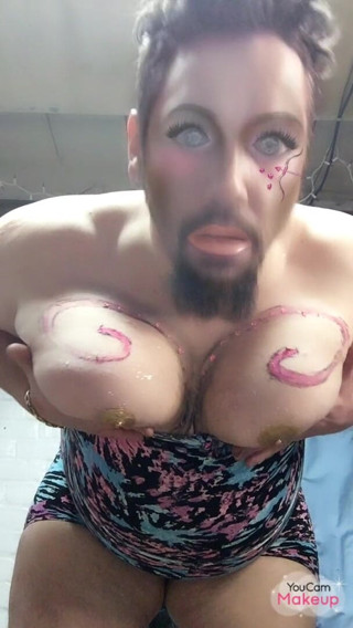 King Of Crossdress: Художні цицьки похитуються