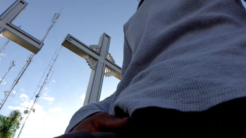 vergar4_daviid: Eksibisinis muda pamer kontolnya sambil berjalan