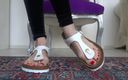 Lady Victoria Valente: Flip flop fötter - sperma på mina fötter i tofflor