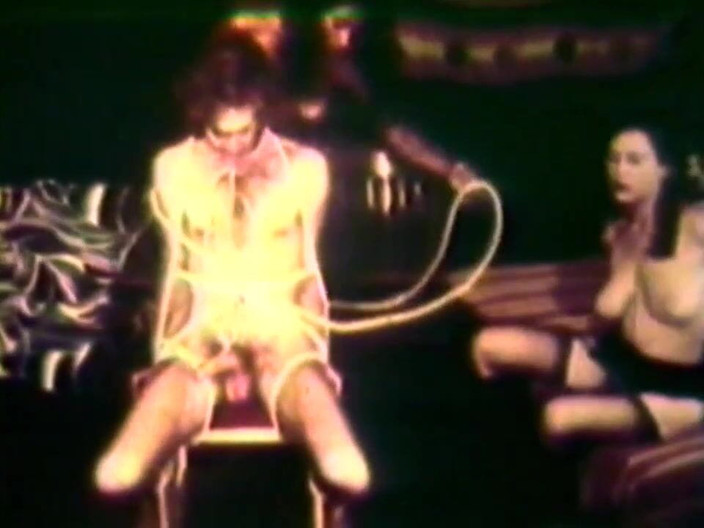 Vintage megastore: 2 cazzi giganti contro 2 bella cagna in un'orgia bondage