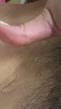 Das brünette zimmermädchen hat eine sehr behaarte muschi mit der großen sehnsucht nach harten und reifen schwänzen