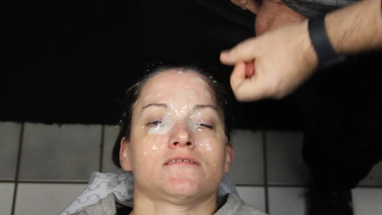 Dirty Dees: Ela está de volta e seu rosto está coberto com...