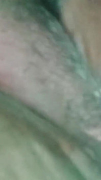 Sexig filippinsk MILf onanerar medan det regnar